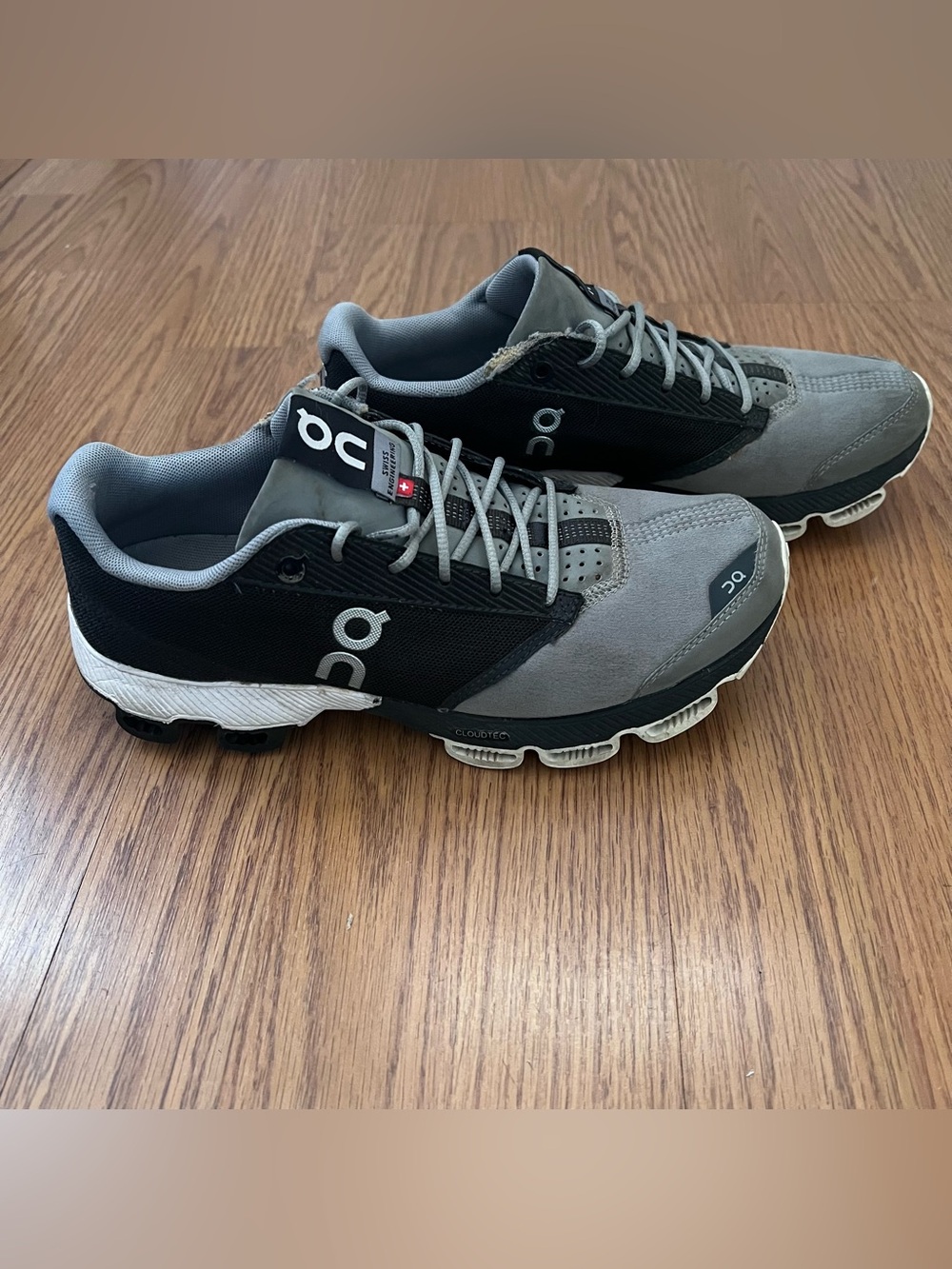 On Cloud Running Women’s Athletic Sneakers in Gray and Black Size 8